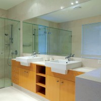 Duże lustro w łazience i duża kabina prysznicowa