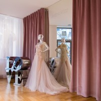 Olbrzymie lustro w salonie sukni ślubnych