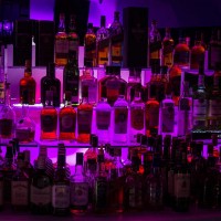 Klub Ultrafiolet w Kielcach - szklany stojak na butelki w barze